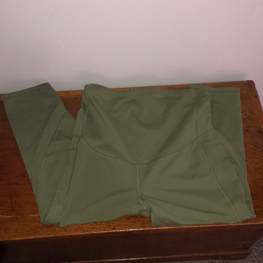 Maternity mesh workout legging with pockets